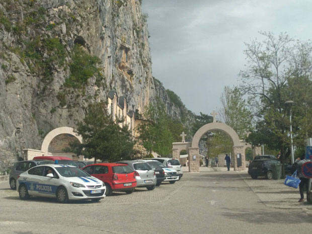 Путеви који воде до Острога били под полицијском БЛОКАДОМ; Верници и Амфилофије пристигли поподне (ФОТО/ВИДЕО)